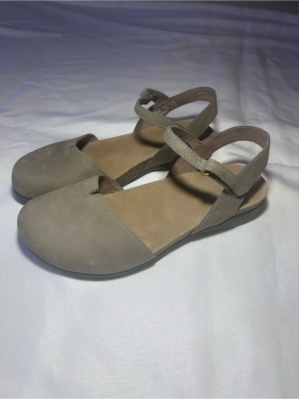 Dansko Rowan Mary Jane Shoe in Taupe Milled Nubuck Leather Sz 36, US Sz6